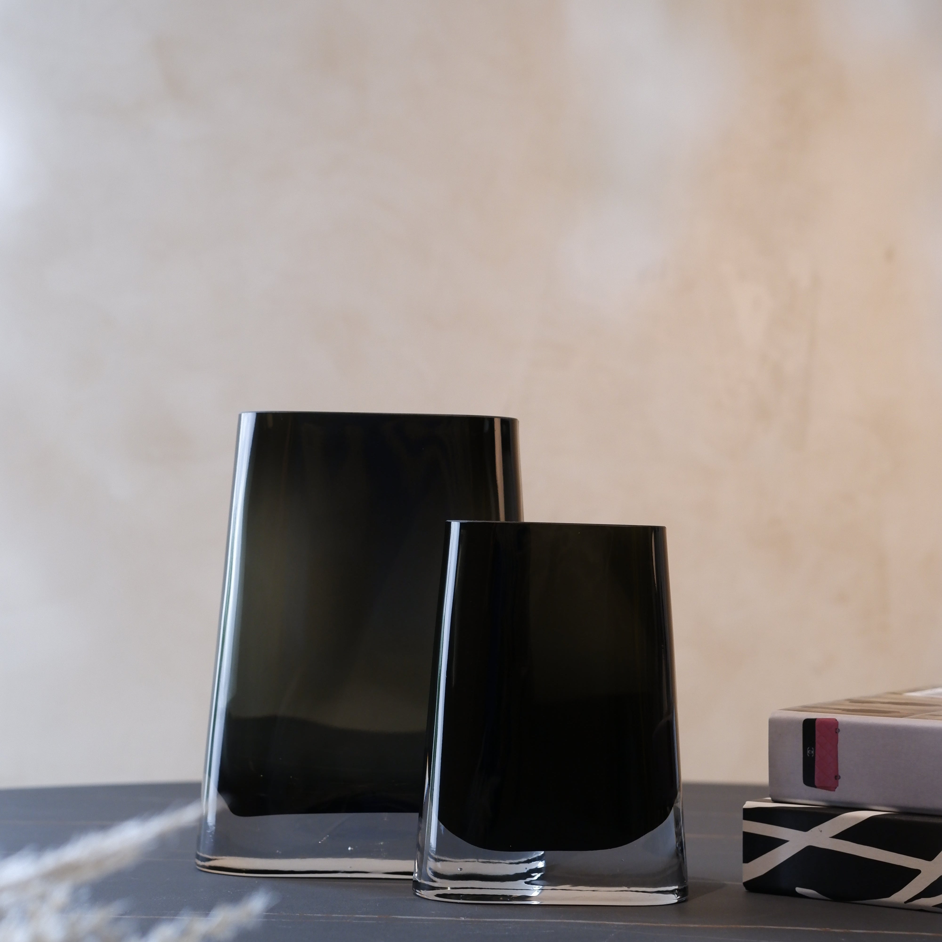 Noir Grace Vases