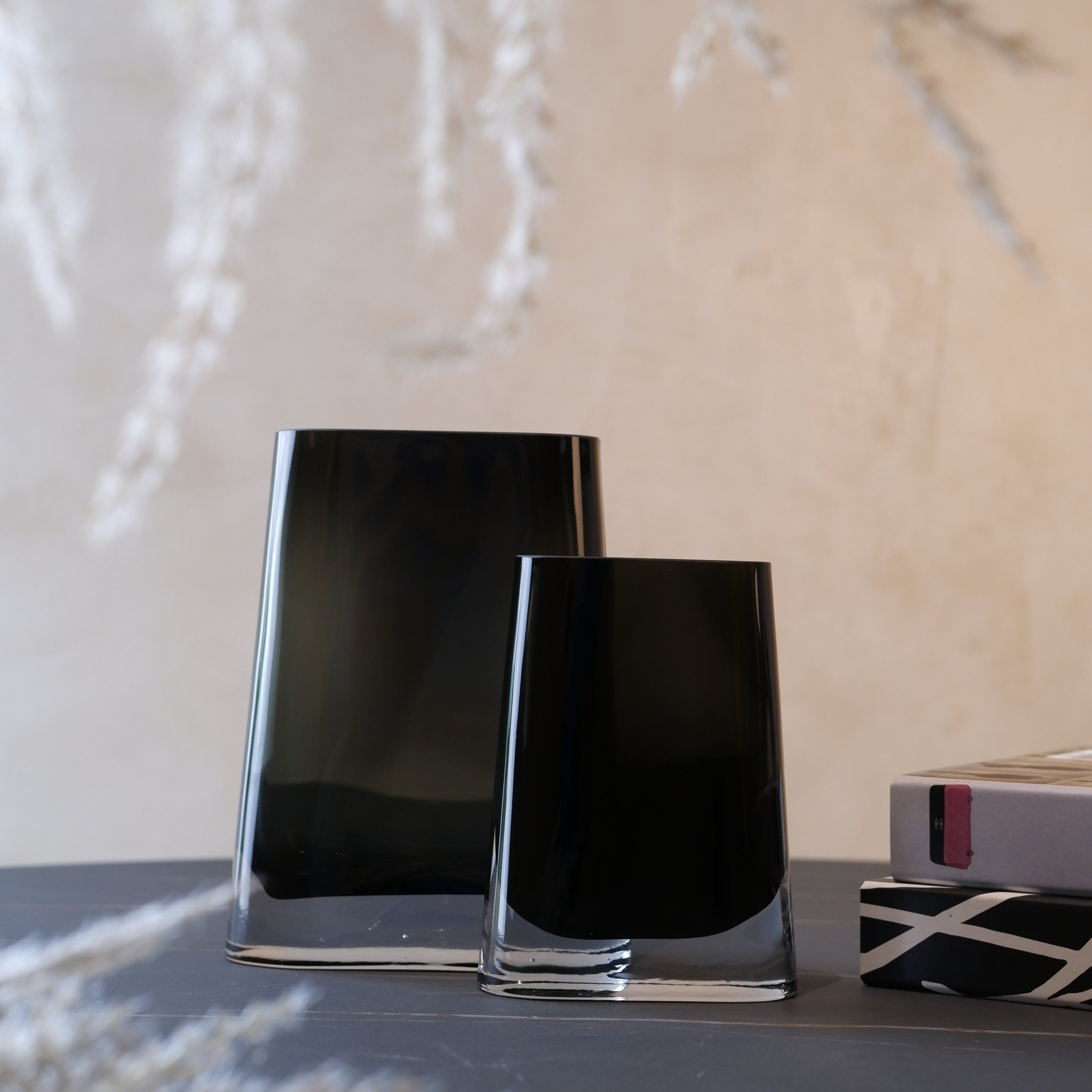 Noir Grace Vases